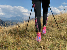 Cargar imagen en el visor de la galería, Gaiter Pods Trail Running Gaiters - Ugly Christmas Sweater
